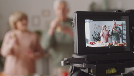 Digitalkamera-Zeichnet-Kulinarischen-Vlog-Eines-älteren-Paares-Auf